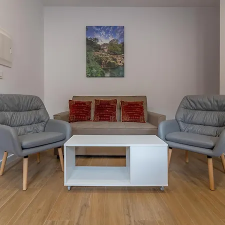 Ares Ii 15 Min Theatre, Crib & Pet Friendly