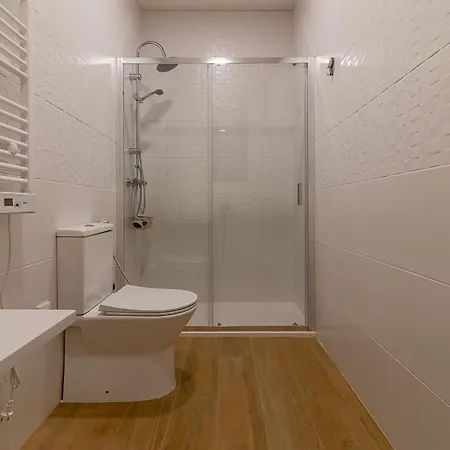 Ares Ii 15 Min Theatre, Crib & Pet Friendly *