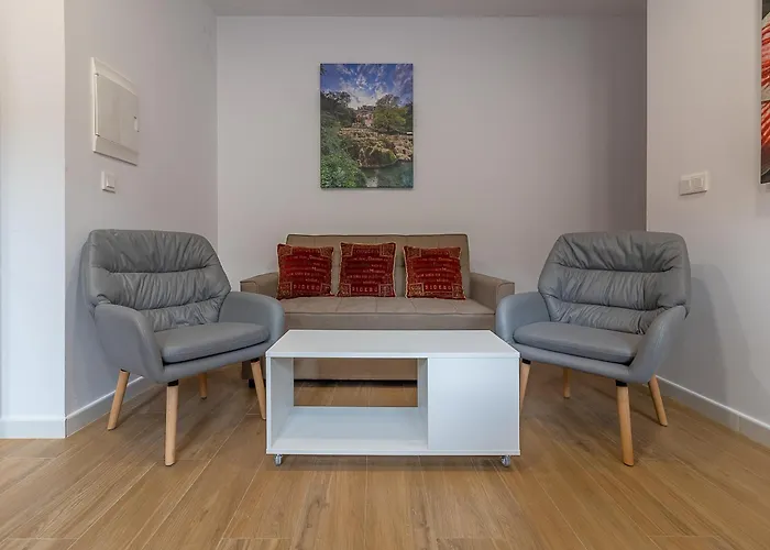 Ares Ii 15 Min Theatre, Crib & Pet Friendly